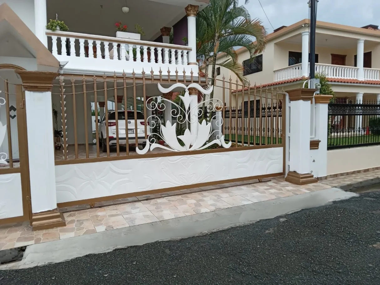 Dekorativer Zaun und Eingang zu Villa in der Dom.-Rep.